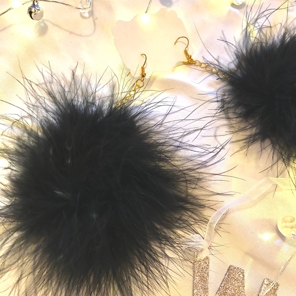 Black feather earrings 4.5” long NWT - Picture 6 of 6